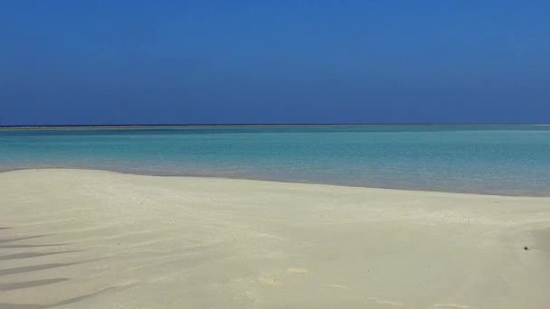 Paisaje soleado de idílicas vacaciones de playa turística por mar azul y fondo de arena blanca cerca del surf — Vídeos de Stock