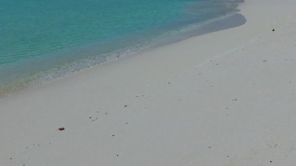 Close up cestovní ruch luxusní ostrov pláž dobrodružství aqua modrý oceán a bílé písečné pozadí v blízkosti vln — Stock video