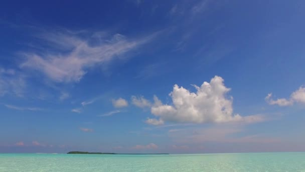 Paisagem aérea drone de luxo praia costeira viagem pela lagoa azul com fundo arenoso branco — Vídeo de Stock