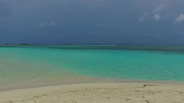 Şeffaf deniz kıyısı turizmi ve palmiyelerin yakınındaki beyaz kum arka planı. — Stok video