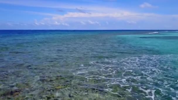 Close up nebe klidné pobřeží plážový čas tyrkysovým oceánem s bílým pískem pozadí v blízkosti písečného břehu — Stock video