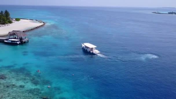 Gündüz vakti kumsal kenarında egzotik tatil beldeleri beyaz kum arka planlı sığ bir göl kenarında — Stok video