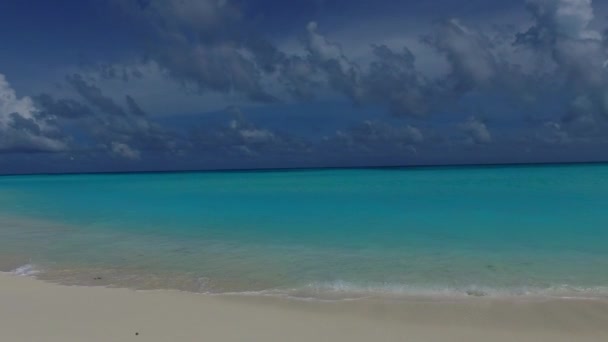 Amplio ángulo de viaje de vacaciones de playa de costa tranquila por el océano azul y fondo de arena blanca cerca de palmeras — Vídeos de Stock