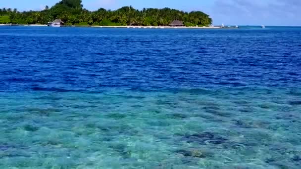 Céu ensolarado de relaxante lagoa viagem de praia pelo oceano azul e fundo arenoso branco perto do resort — Vídeo de Stock