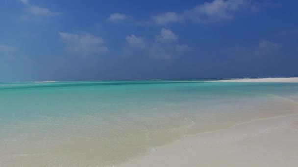 Romantisch landschap van idyllische kust strand reis door de blauwe oceaan met witte zandachtergrond in de buurt van palmen — Stockvideo