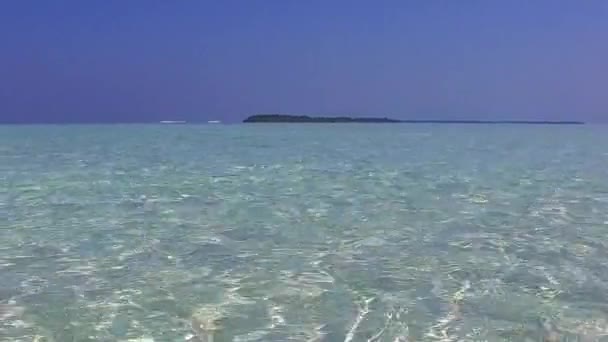 Ciepła turystyka tropikalnego wybrzeża plaży styl życia przez aqua niebieskie morze z białym tle piasku w pobliżu palm — Wideo stockowe