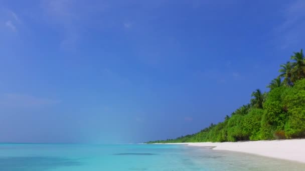 Zonnig abstract van perfecte lagune strand vakantie door blauwe oceaan met witte zandachtergrond in zonlicht — Stockvideo