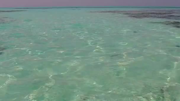 Zomer reis van exotische kust strand reis door heldere lagune met witte zandplaat achtergrond — Stockvideo