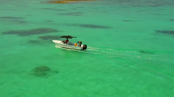 蓝水白沙背景下天堂海滩生活方式的空中旅行 — 图库视频影像