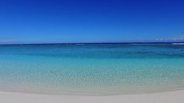 Теплый пейзаж экзотической морской прогулки по морю с голубым океаном на белом песчаном фоне рядом с волнами — стоковое видео