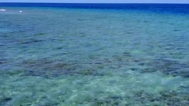 Nahaufnahme Tourismus der tropischen Küste Strand Reise durch aqua blauen Ozean und hellen Sandhintergrund im Sonnenlicht — Stockvideo