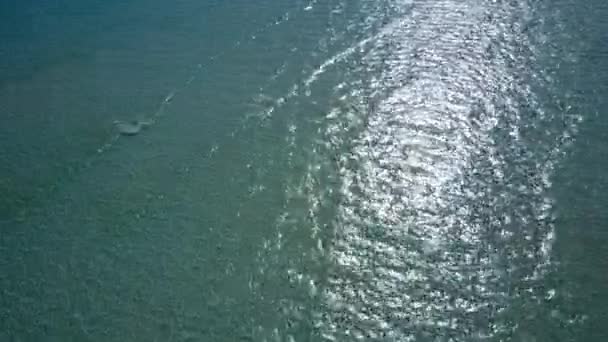 Tagsüber abstrakt von tropischen touristischen Strandurlaub durch transparente Lagune mit weißem Sand Hintergrund in der Nähe des Resorts — Stockvideo