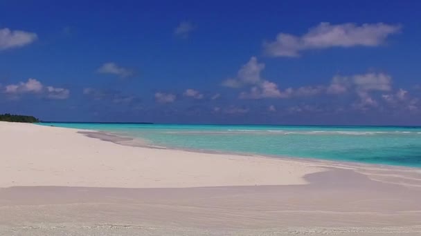 Primer plano paisaje del paraíso resort playa fauna por el océano poco profundo y fondo de arena blanca antes de la puesta del sol — Vídeos de Stock