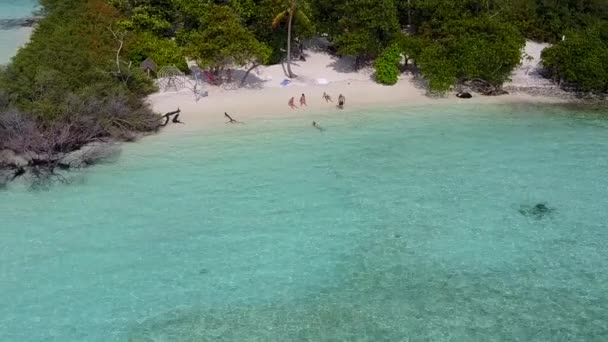 Voyage d'été de vacances idylliques à la plage touristique par lagune bleue et fond de sable blanc près du surf — Video