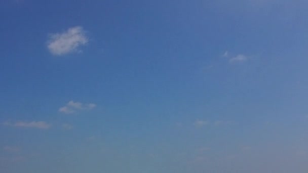 Теплое небо красивой лагуны вдоль мелководной лагуны с белым песчаным фоном рядом с рифом — стоковое видео