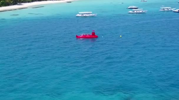 해변 근처에 하얀 모래사장이 있는 푸른 물로 열대 해변의 해수욕장을 이동하는 태양 — 비디오