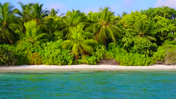 Закрыть природу идеального пляжного путешествия по сине-зеленой воде с белым песчаным фоном возле серфинга — стоковое видео