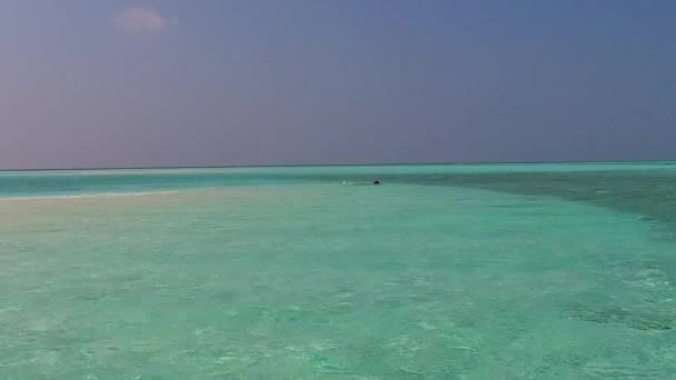 Warm abstract van tropische baai strand reis door turquoise oceaan en wit zand achtergrond in de buurt palmen — Stockvideo