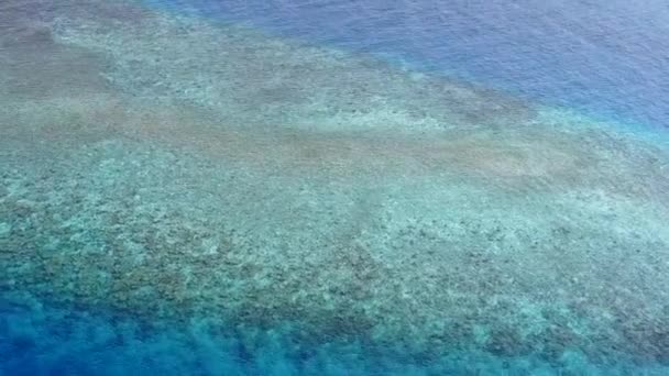 Pusty turystyka luksusowego wybrzeża czas plaży przez niebieską lagunę z jasnym, piaszczystym tle po wschodzie słońca — Wideo stockowe