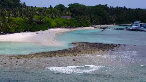 Mavi okyanus kıyısında, resifin yakınındaki kumlu beyaz arka planda, rahatlatıcı lagünün romantik manzarası. — Stok video
