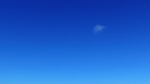 Романтична абстракція розслаблюючого узбережжя пляжного дикої природи на блакитному океані з яскравим піщаним фоном перед заходом сонця — стокове відео