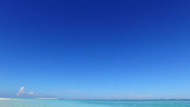 Közel ég tökéletes öbölben strand nyaralás türkiz tenger és fehér homok háttér naplemente előtt — Stock videók