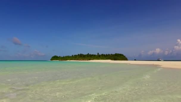 Close up nebe perfektní pobřeží pláž životní styl podle modrého oceánu a bílého písku pozadí v blízkosti palem — Stock video