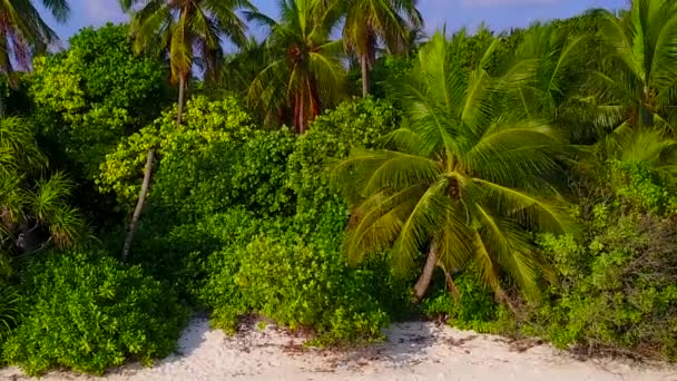 Zomer toerisme van perfecte baai strand reis door ondiepe zee en witte zandachtergrond in de buurt van resort — Stockvideo