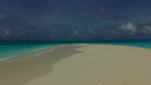 Romantisch toerisme van exotische lagune strand breken door transparante oceaan met wit zand achtergrond na zonsopgang — Stockvideo