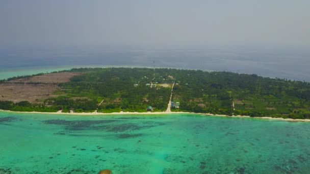 Aerial landscape of relaxing island beach adventure by transparent ocean and white sand background — Stock Video