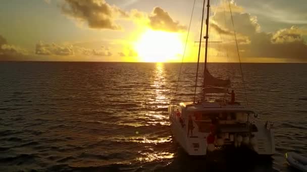 Dagtid natur marina ön strand livsstil med blått hav och vit sand bakgrund nära resort — Stockvideo