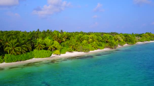 Paisaje diurno del paraíso turístico viaje de playa por el océano azul con fondo de arena blanca cerca de la barra de arena — Vídeos de Stock