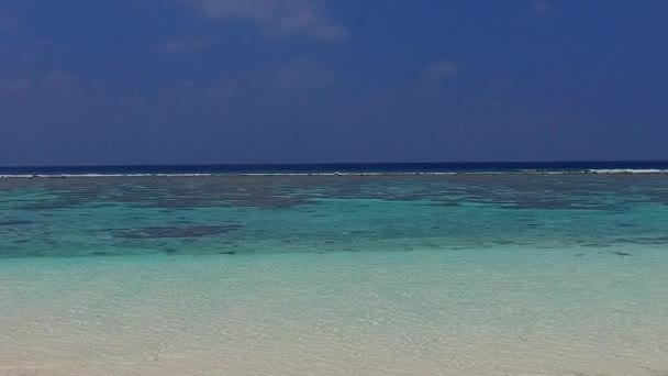 アクアブルーの海とサンゴ礁の近くの白い砂の背景によって美しい海岸のビーチの休日の宇宙の風景をコピー — ストック動画