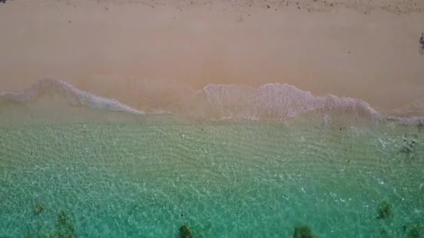 Teplá scenérie tropického pobřeží plážový čas v modrém oceánu a jasné písečné pozadí v blízkosti útesu — Stock video