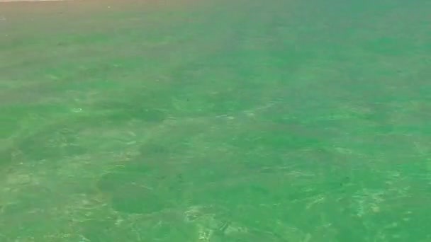 清澈的大海和近岸清澈的沙滩背景下美丽的海滨夏季旅游 — 图库视频影像