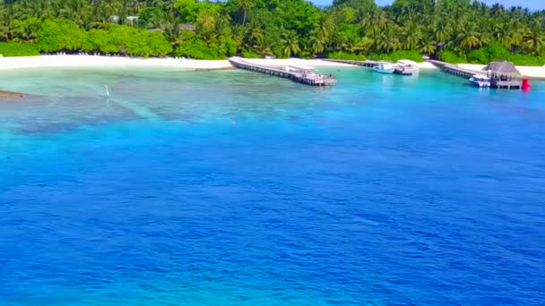 Romantyczny krajobraz luksusowego wybrzeża plaża dzika przyroda przez niebieską wodę i białe piaszczyste tło w pobliżu rafy — Wideo stockowe