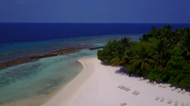 Sonniger Tourismus der schönen Insel Strand Reise durch türkisfarbenes Meer mit weißem Sandhintergrund in der Nähe Sandbank — Stockvideo