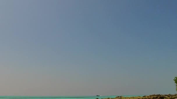 Letecké panorama krásného moře pohled na pláž dovolená v modrém oceánu s bílým písečným pozadím — Stock video