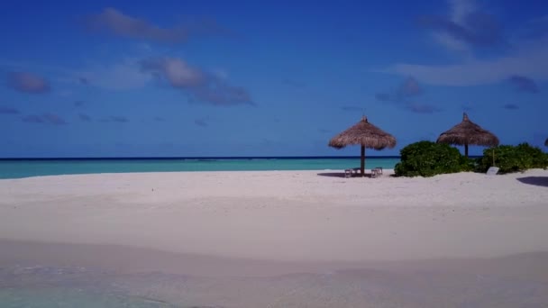 Κενό ουρανό της τροπικής τουριστικής παραλίας ταξίδι με μπλε ωκεανό με λευκή άμμο φόντο πριν από το ηλιοβασίλεμα — Αρχείο Βίντεο