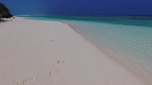 Aqua Blue Lagoon 'dan lüks ada plaj macerası ve kumsalın yakınındaki beyaz kum arka planı. — Stok video