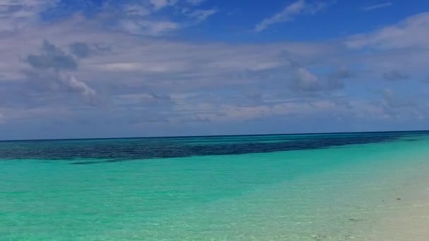 Zomer landschap van idyllische kust strand tijd door blauw groene zee met wit zand achtergrond in de buurt van zandbank — Stockvideo