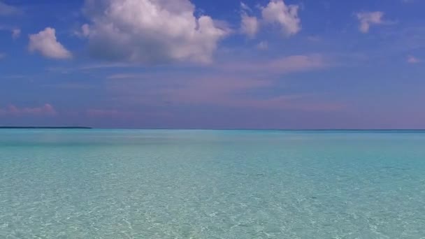 Летний туризм на идиллическом островном пляже, путешествие по аква-голубой лагуне и белый песчаный фон возле песчаного берега — стоковое видео