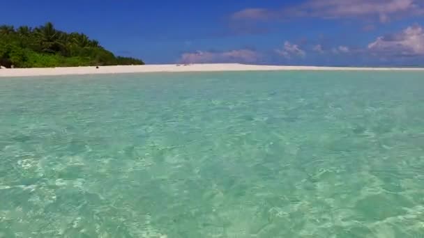 Céu romântico de bela viagem de praia ilha por mar azul e fundo de areia limpa perto de surf — Vídeo de Stock