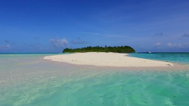 Romantisch toerisme van tropisch uitzicht op zee strand reis door blauwe oceaan en witte zandachtergrond in de buurt van rif — Stockvideo