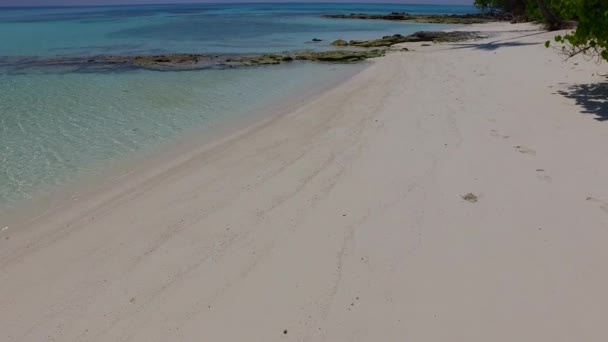 Romantisch panorama van het paradijs strand reis door aqua blauwe oceaan met witte zandachtergrond in de buurt van rif — Stockvideo