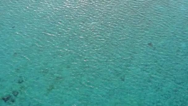 Turismo cálido de isla tropical playa romper por el océano turquesa con fondo de arena blanca después del amanecer — Vídeo de stock