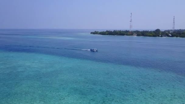 Sunny turistiky tropického moře pohled pláž dovolená podle tyrkysové laguny s bílým pískem pozadí v blízkosti surfování — Stock video