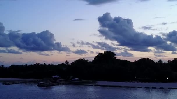 Struttura aerea di bella vista mare vacanza al mare vicino al mare poco profondo con sfondo di sabbia bianca — Video Stock