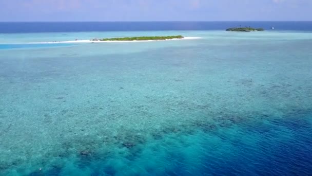 Brett vinkel abstrakt av vackra kust strand resa med blått grönt vatten med ljus sand bakgrund nära surfa — Stockvideo