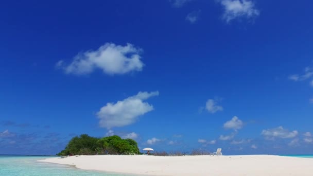 Kopírovat prostor abstraktní perfektní pobřeží pláž plavba podle aqua modrý oceán a bílý písek pozadí v blízkosti písečného břehu — Stock video